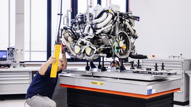 Cùng Shmee150 khám phá nhà máy sản xuất siêu xe Bugatti Chiron - Ảnh 12. Cùng Shmee150 khám phá nhà máy sản xuất siêu xe Bugatti Chiron - Ảnh 12.