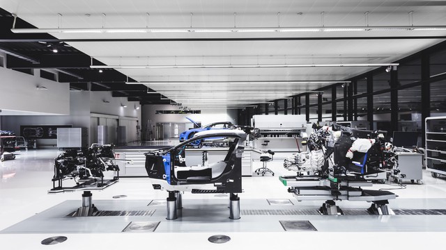 Cùng Shmee150 khám phá nhà máy sản xuất siêu xe Bugatti Chiron - Ảnh 11. Cùng Shmee150 khám phá nhà máy sản xuất siêu xe Bugatti Chiron - Ảnh 11.