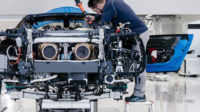 Cùng Shmee150 khám phá nhà máy sản xuất siêu xe Bugatti Chiron - Ảnh 8. Cùng Shmee150 khám phá nhà máy sản xuất siêu xe Bugatti Chiron - Ảnh 8.