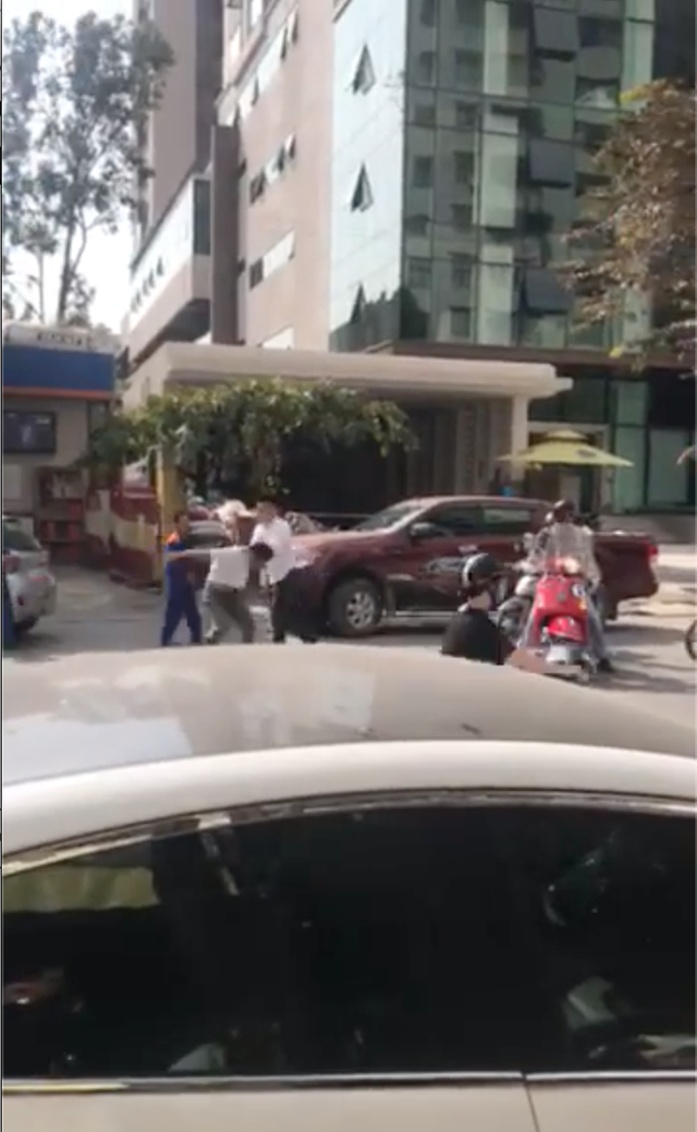 Hà Nội: Thanh niên bảnh bao lùi xe gây va chạm với taxi rồi thẳng tay đập đầu tài xế đến vỡ kính - Ảnh 1.