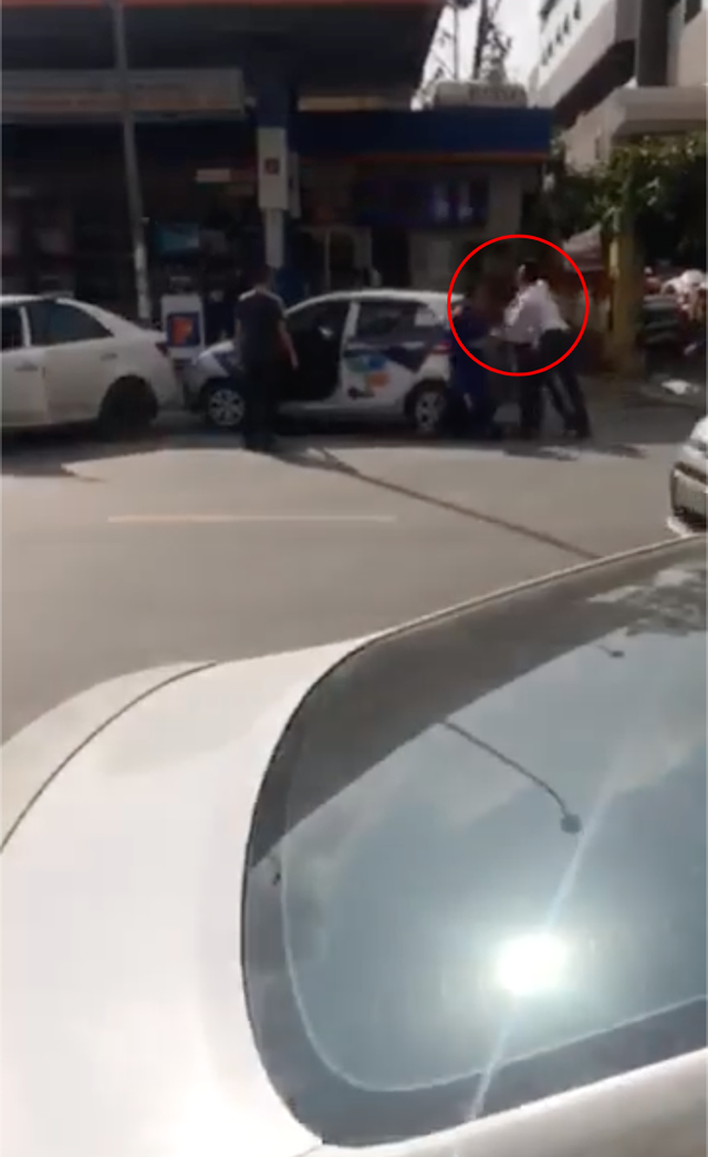 Hà Nội: Thanh niên bảnh bao lùi xe gây va chạm với taxi rồi thẳng tay đập đầu tài xế đến vỡ kính - Ảnh 2.