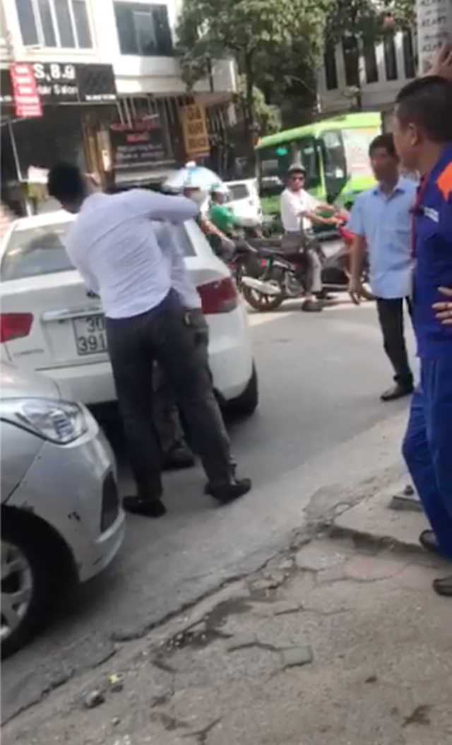 Hà Nội: Thanh niên bảnh bao lùi xe gây va chạm với taxi rồi thẳng tay đập đầu tài xế đến vỡ kính - Ảnh 4.
