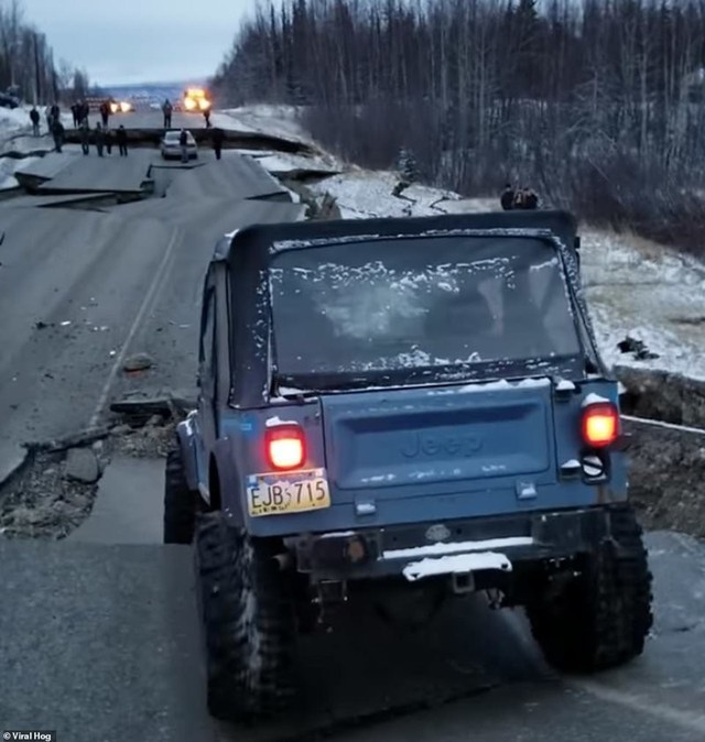 Tài xế Jeep cho xe chạy qua đoạn đường bị sụt vì động đất và cái kết kinh ngạc - Ảnh 1.