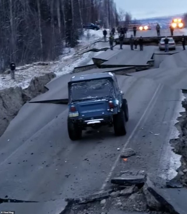 Tài xế Jeep cho xe chạy qua đoạn đường bị sụt vì động đất và cái kết kinh ngạc - Ảnh 2.