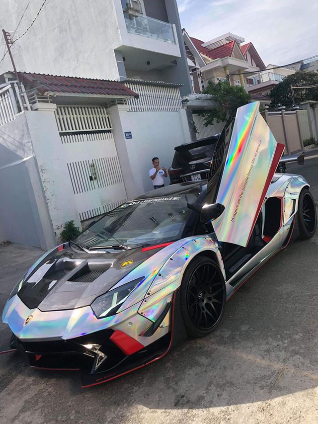 Lamborghini Aventador độc nhất Việt Nam đổi màu 7 sắc cầu vồng - Ảnh 1.