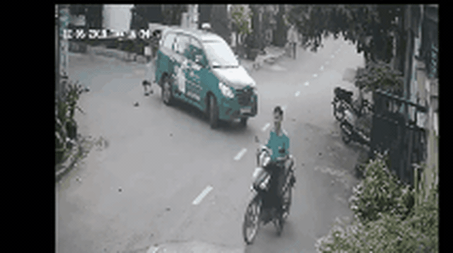 Clip: Lùi xe suýt chèn trúng người cậu bé, thái độ sau đó của tài xế càng gây phẫn nộ