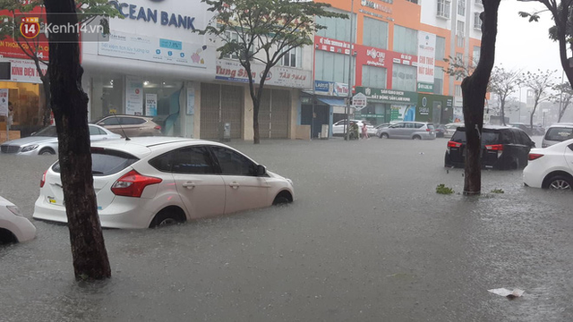 Đà Nẵng: Phố biến thành sông, hàng loạt nhà dân ngập trong “biển nước” sau trận mưa lớn - Ảnh 1.