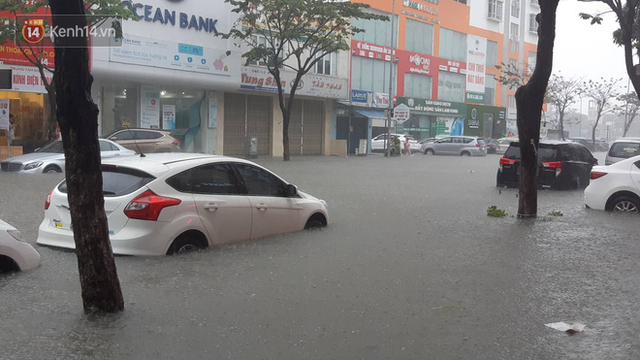 Đà Nẵng: Phố biến thành sông, hàng loạt nhà dân ngập trong “biển nước” sau trận mưa lớn - Ảnh 1. Đà Nẵng: Phố biến thành sông, hàng loạt nhà dân ngập trong “biển nước” sau trận mưa lớn - Ảnh 1.