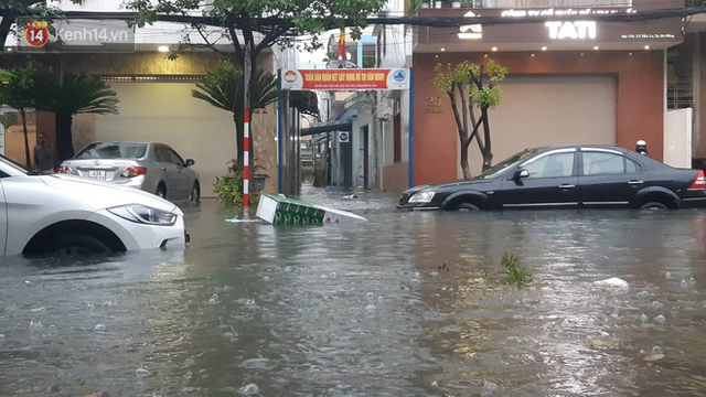 Đà Nẵng: Phố biến thành sông, hàng loạt nhà dân ngập trong “biển nước” sau trận mưa lớn - Ảnh 2. Đà Nẵng: Phố biến thành sông, hàng loạt nhà dân ngập trong “biển nước” sau trận mưa lớn - Ảnh 2.