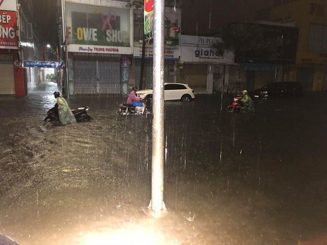 Giữa trận mưa lớn ở Đà Nẵng, hành động của chiến sỹ CSGT được người dân quay lại, gây xôn xao - Ảnh 3.