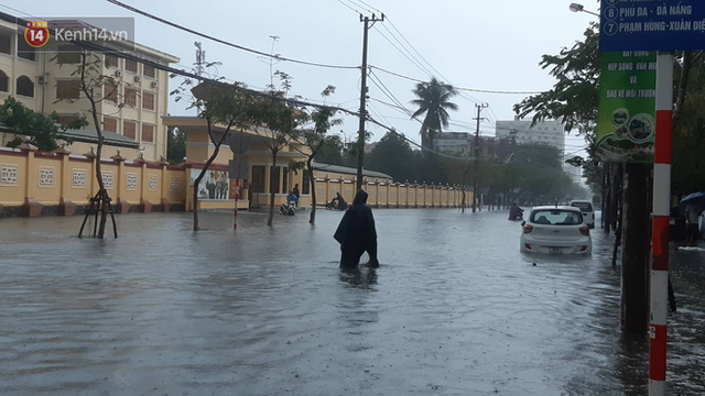 Đà Nẵng: Phố biến thành sông, hàng loạt nhà dân ngập trong “biển nước” sau trận mưa lớn - Ảnh 11.