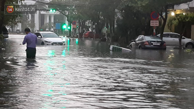 Đà Nẵng: Phố biến thành sông, hàng loạt nhà dân ngập trong “biển nước” sau trận mưa lớn - Ảnh 12.