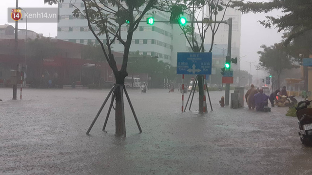 Đà Nẵng: Phố biến thành sông, hàng loạt nhà dân ngập trong “biển nước” sau trận mưa lớn - Ảnh 16.