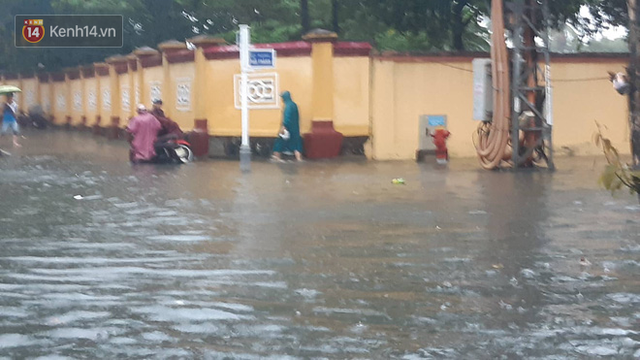 Đà Nẵng: Phố biến thành sông, hàng loạt nhà dân ngập trong “biển nước” sau trận mưa lớn - Ảnh 17.