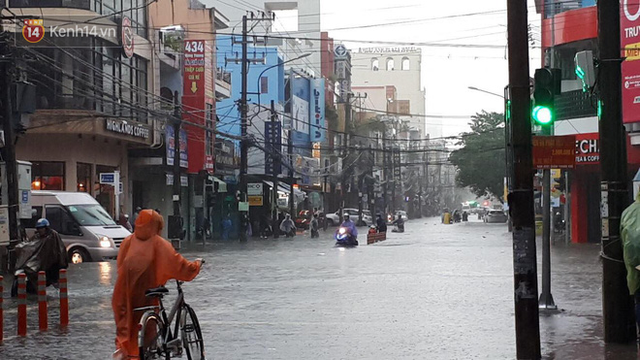 Đà Nẵng: Phố biến thành sông, hàng loạt nhà dân ngập trong “biển nước” sau trận mưa lớn - Ảnh 18.