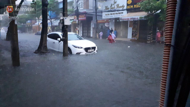 Đà Nẵng: Phố biến thành sông, hàng loạt nhà dân ngập trong “biển nước” sau trận mưa lớn - Ảnh 19.