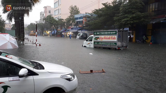 Đà Nẵng: Phố biến thành sông, hàng loạt nhà dân ngập trong “biển nước” sau trận mưa lớn - Ảnh 20.