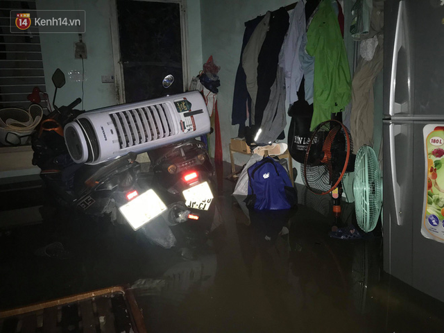 Đà Nẵng: Phố biến thành sông, hàng loạt nhà dân ngập trong “biển nước” sau trận mưa lớn - Ảnh 6.
