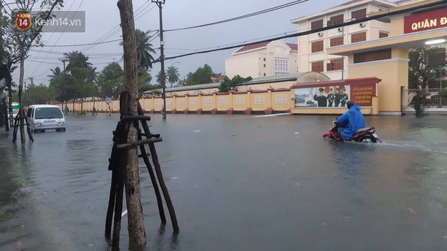Đà Nẵng: Phố biến thành sông, hàng loạt nhà dân ngập trong “biển nước” sau trận mưa lớn - Ảnh 9.