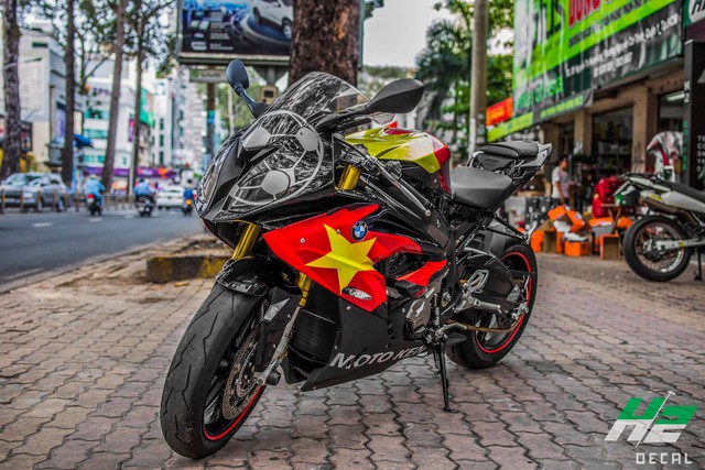 BMW S1000RR lên tem cờ đỏ sao vàng cổ vũ U23 Việt Nam đá bán kết - Ảnh 2.