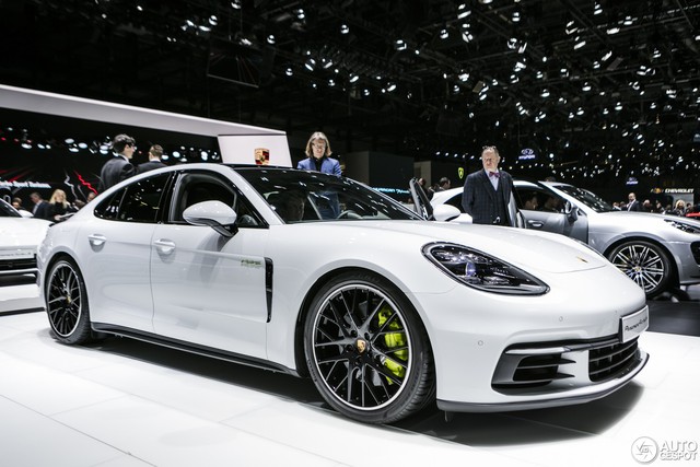 Porsche bán xe kỷ lục trong năm 2017 - Ảnh 1.