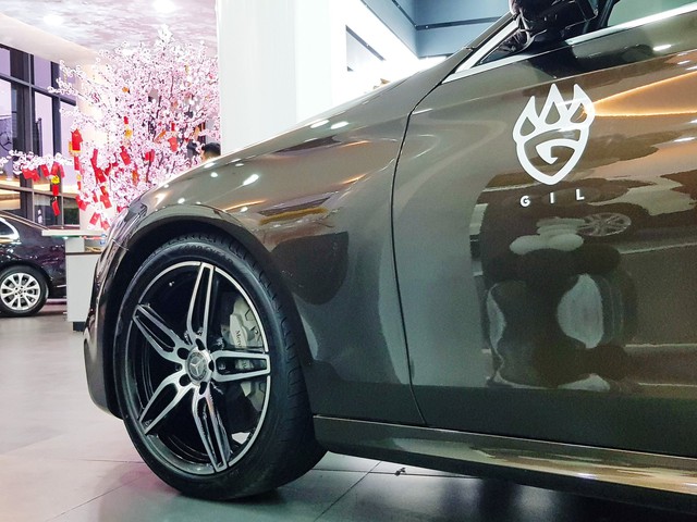 Ca sĩ Gil Lê tậu xe sang Mercedes-Benz E300 AMG ngay trước Tết Nguyên Đán - Ảnh 6. Ca sĩ Gil Lê tậu xe sang Mercedes-Benz E300 AMG ngay trước Tết Nguyên Đán - Ảnh 6.
