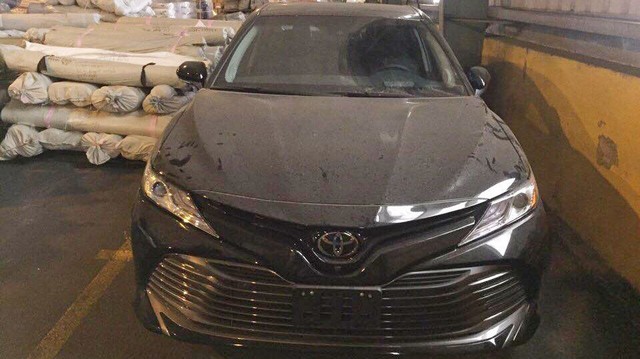 Toyota Camry 2018 vừa về Việt Nam được bán giá cao hơn Mercedes-Benz E200