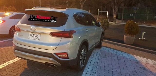 Hyundai Santa Fe 2019 tiếp tục lộ ảnh thực tế - Ảnh 2.