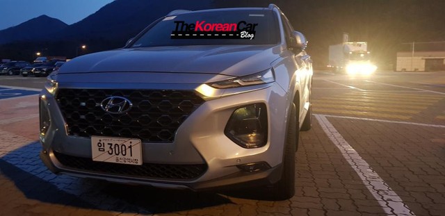Hyundai Santa Fe 2019 tiếp tục lộ ảnh thực tế - Ảnh 6.