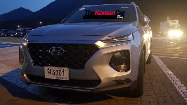 Hyundai Santa Fe 2019 tiếp tục lộ ảnh thực tế