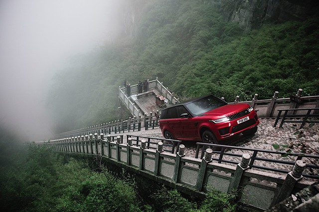 Vượt 999 bậc thang dốc 45 độ, Range Rover Sport chinh phục núi Thiên Môn - Ảnh 3. Vượt 999 bậc thang dốc 45 độ, Range Rover Sport chinh phục núi Thiên Môn - Ảnh 3.