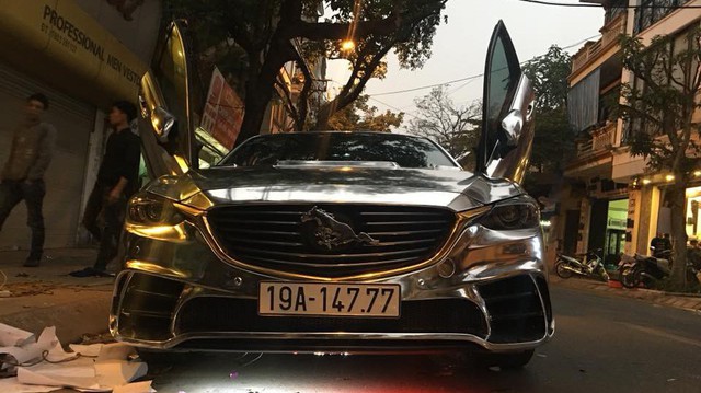 Mazda6 độ cửa cắt kéo, đính logo Mustang, dán decal bóng loáng đón Tết