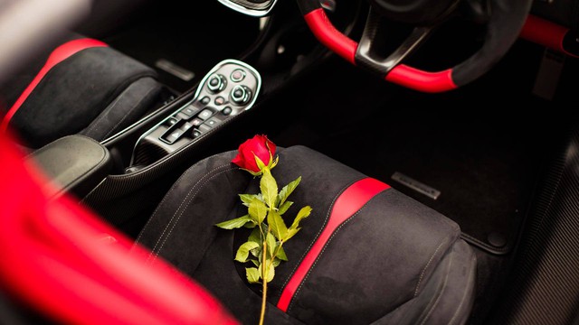 Soái ca tặng siêu xe McLaren cho bạn gái trong ngày Valentine - Ảnh 4. Soái ca tặng siêu xe McLaren cho bạn gái trong ngày Valentine - Ảnh 4.