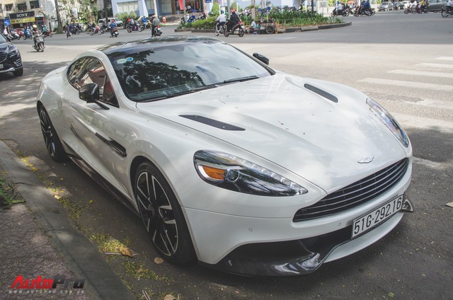 Aston Martin Vanquish Carbon Edition tái xuất trên phố Sài Gòn dịp Tết - Ảnh 4.
