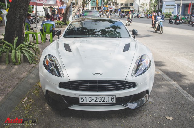 Aston Martin Vanquish Carbon Edition tái xuất trên phố Sài Gòn dịp Tết - Ảnh 1. Aston Martin Vanquish Carbon Edition tái xuất trên phố Sài Gòn dịp Tết - Ảnh 1.
