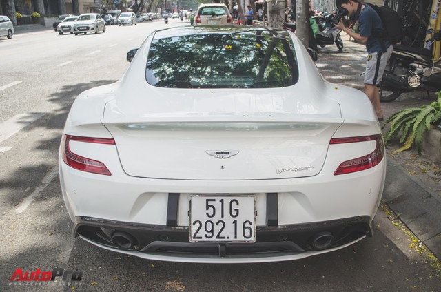 Aston Martin Vanquish Carbon Edition tái xuất trên phố Sài Gòn dịp Tết - Ảnh 5.