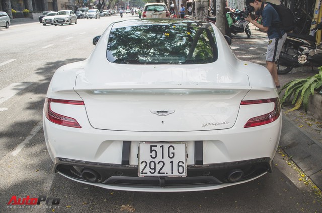 Aston Martin Vanquish Carbon Edition tái xuất trên phố Sài Gòn dịp Tết - Ảnh 5. Aston Martin Vanquish Carbon Edition tái xuất trên phố Sài Gòn dịp Tết - Ảnh 5.