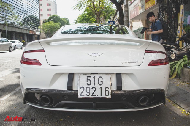 Aston Martin Vanquish Carbon Edition tái xuất trên phố Sài Gòn dịp Tết - Ảnh 3.
