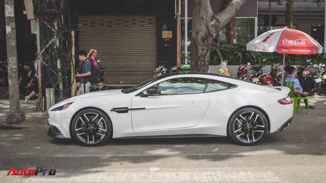 Aston Martin Vanquish Carbon Edition tái xuất trên phố Sài Gòn dịp Tết - Ảnh 13.