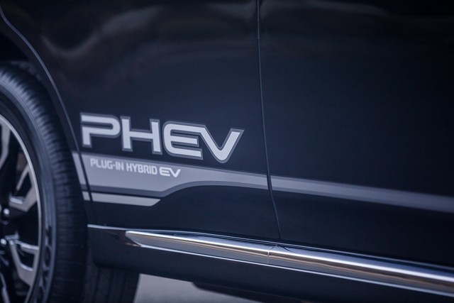 Mitsubishi Outlander PHEV sắp về Việt Nam ghi dấu mốc thành công tại châu Âu - Ảnh 2.