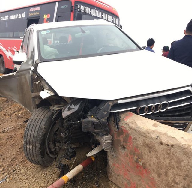 Bị đâm mạnh từ phía sau, Audi Q7 méo mó đầu đuôi - Ảnh 1. Bị đâm mạnh từ phía sau, Audi Q7 méo mó đầu đuôi - Ảnh 1.