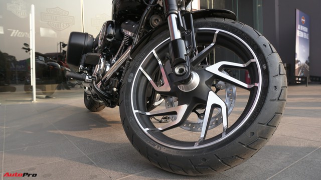 [Video] Cận cảnh Harley-Davidson Sport Glide chính hãng đầu tiên tại Hà Nội - Ảnh 14.