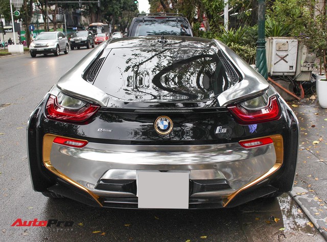 BMW i8 dán decal đổi màu chrome bạc nổi bật trên phố Hà Nội - Ảnh 4.