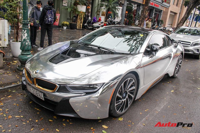 BMW i8 dán decal đổi màu chrome bạc nổi bật trên phố Hà Nội - Ảnh 3.