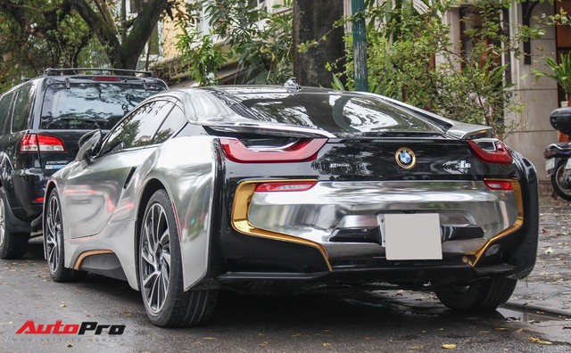 BMW i8 dán decal đổi màu chrome bạc nổi bật trên phố Hà Nội - Ảnh 2.