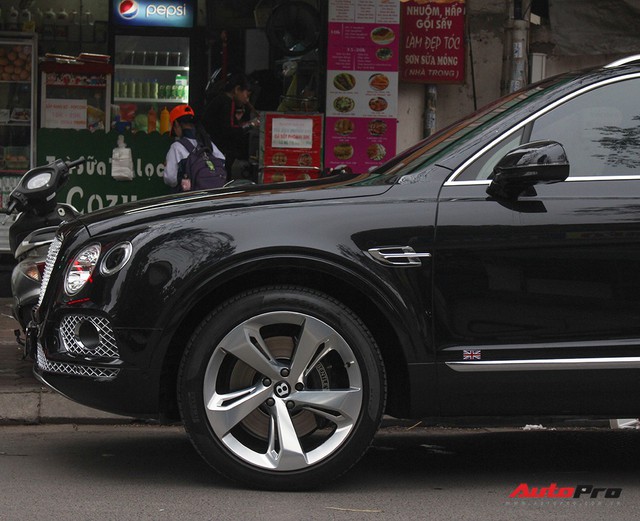 Hotgirl Huyền Baby đi Bentley Bentayga 20 tỷ ăn Nộm vỉa hè tại Hà Nội - Ảnh 11.