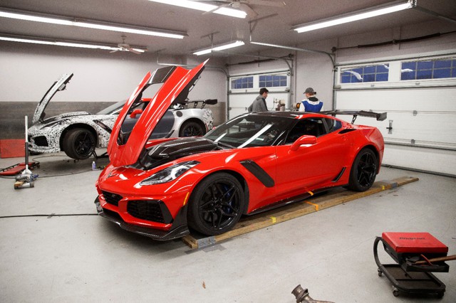 Thợ cơ khí lái Chervolet Corvette ZR1 2019 đánh bại tay đua lái siêu xe Ford GT - Ảnh 1.