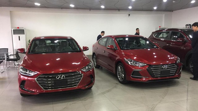 Hyundai Elantra Sport “cháy hàng”, nhân viên tranh thủ chào giá cao để chốt lời trước Tết - Ảnh 1.