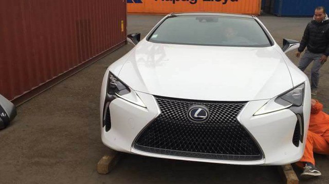 Lexus LC 500h thứ hai xuất hiện tại Việt Nam