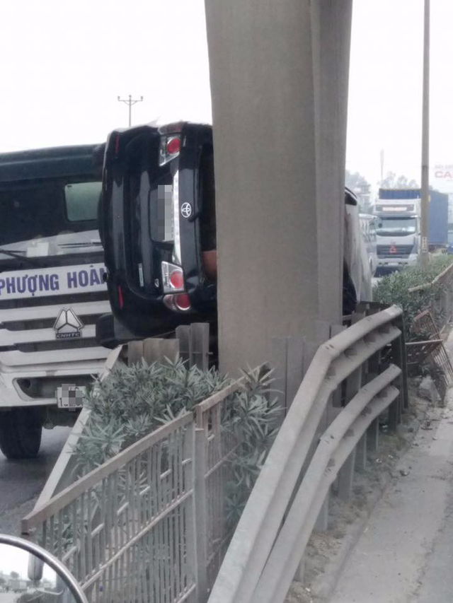 Tai nạn hy hữu: Ô tô bị kẹp dính lên chân cầu sau va chạm ở Hải Dương - Ảnh 1. Tai nạn hy hữu: Ô tô bị kẹp dính lên chân cầu sau va chạm ở Hải Dương - Ảnh 1.